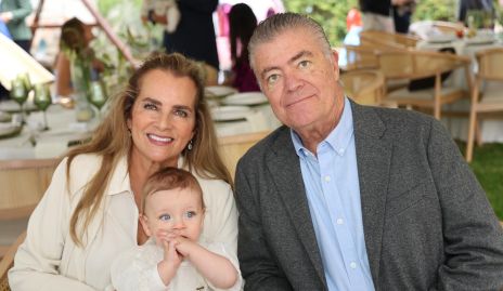  Patricia del Bosque y Roberto Lozano con su nieto Roberto 