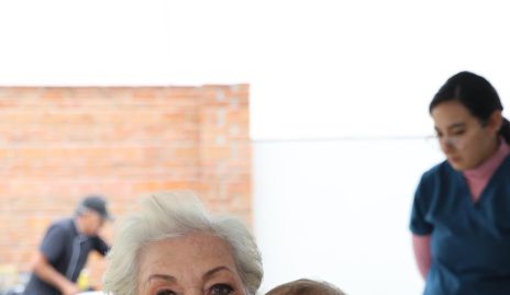  Olga María González con su bisnieto Roberto Lozano.