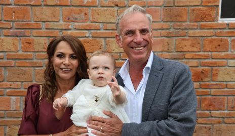  Raquel Altamirano y Jesús Aguirre con su nieto Roberto Lozano.