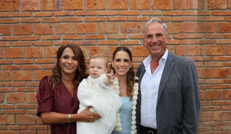  Raquel Altamirano, Paulina Aguirre y Jesús Aguirre con Roberto.