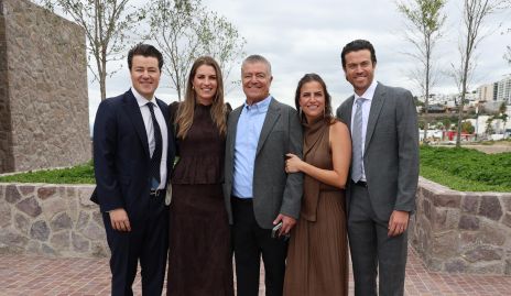  Gastón, Paulet, Roberto, Danitza y Roberto Lozano.