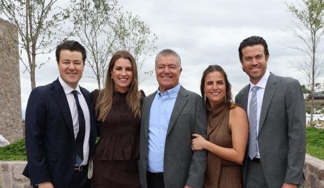  Roberto Lozano con sus hijos Gastón, Paulet, Danitza y Roberto.