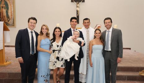  Roberto con sus papás, padrinos y el padre Rubén Pérez, Gastón Lozano, Ale Álvarez, Cristi Lorca, Rafael Tobías, Paulina Aguirre y Roberto Lozano.