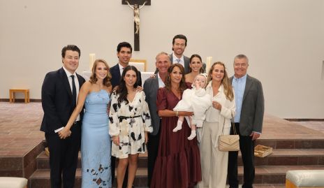  Roberto con sus papás, padrinos y abuelos.