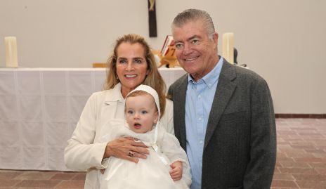 Patricia del Bosque y Roberto Lozano con su nieto Roberto.
