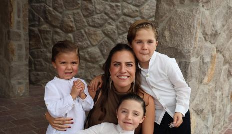  Danitza Lozano con sus hijos Iker, Diego y Daniel Zollino.