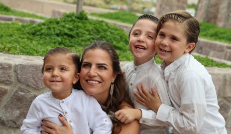  Danitza Lozano con sus hijos Iker, Diego y Daniel Zollino.
