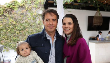  Javier Meade y Jessica Martin Alba con su hija Javiera.