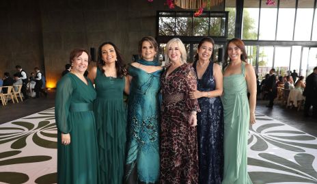  Adriana Saucedo con sus amigas.