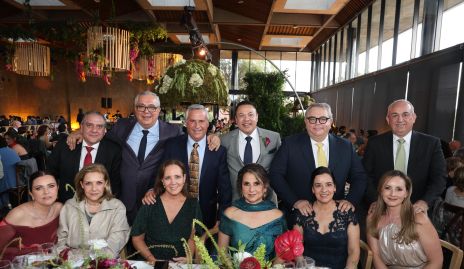  Los papás de la novia con sus amigos.