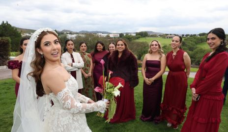  Daniela Jaimes con sus damas de honor.