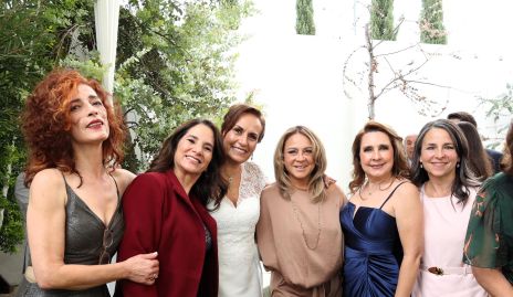  Yogus Gómez con sus amigas.