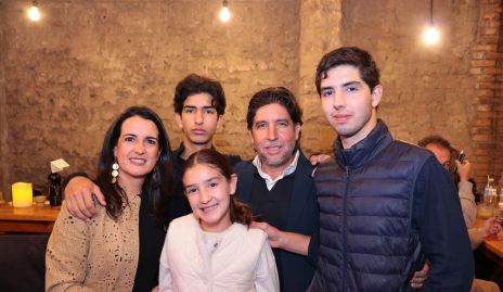 Sandra Villasuso y Mario Mercado con sus hijos Andrés, Eugenia y Joaquín.