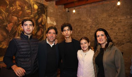  Andrés, Mario, Joaquín y Eugenia Mercado con Sandra Villasuso.