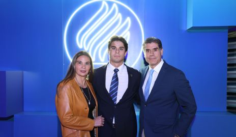 Jorge Siller Mercado con sus papás Gabriela Mercado y Jorge Siller.