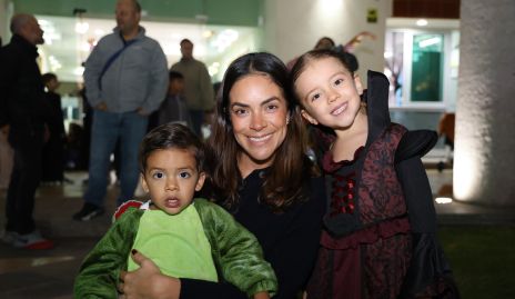  Ana Rodríguez con sus hijos Marcelo y Lucía Sánchez.