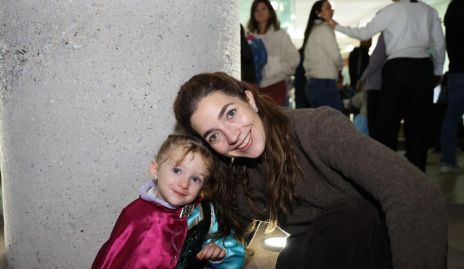  Mónica Garza con su hija Paula de Luna.