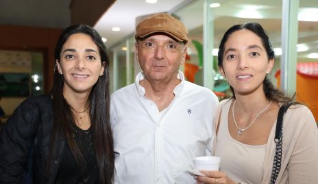  Isabel Villanueva, Rafael Villanueva y Mónica Villanueva.