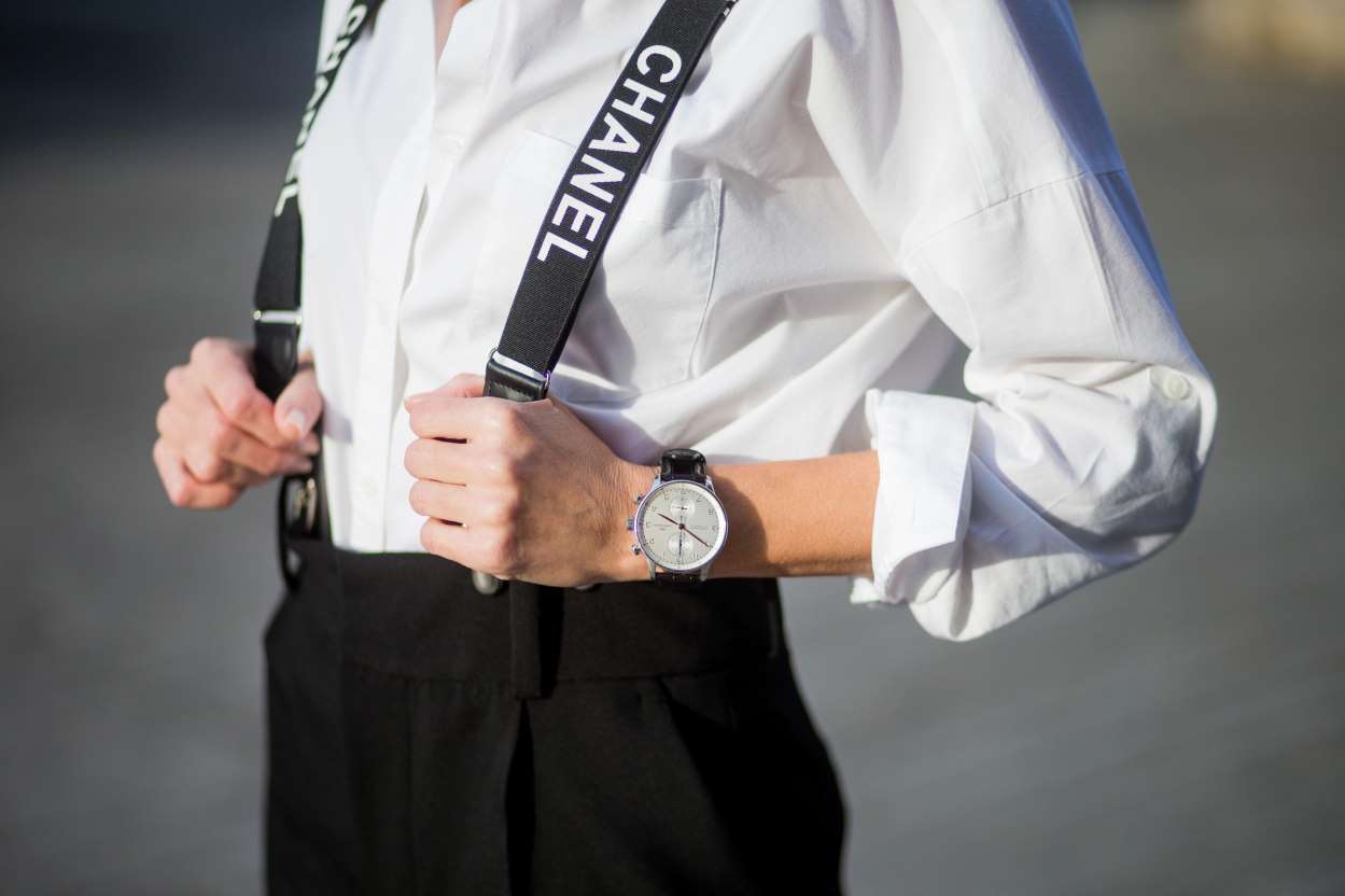Ideas para poder combinar una camisa blanca fuera de la oficina.