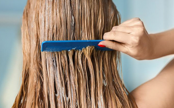 Nunca deberías peinar tu cabello enseguida después de bañarte, alerta dermatóloga