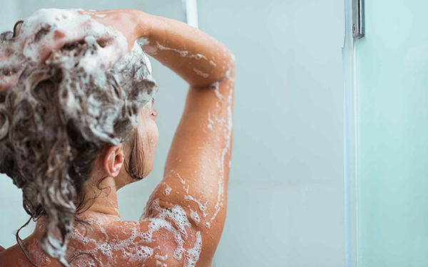 Este es el tiempo necesario que debes dejar el shampoo en tu cabello