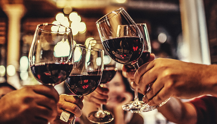 5 cócteles con vino tinto que son perfectos para el calor