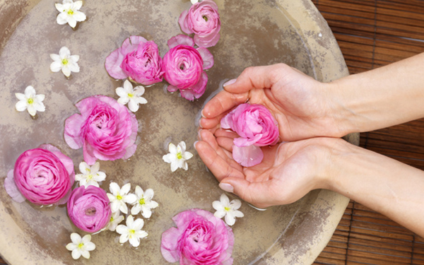 Los mejores usos del agua de rosas en la piel