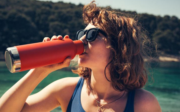 Deberías limpiar mucho más seguido tu botella de agua: esta es la manera correcta de desinfectarla