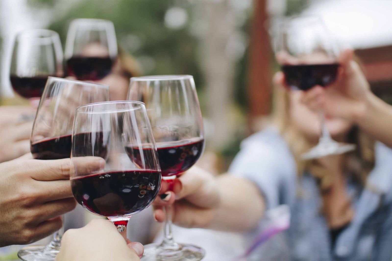 ¿El vino tinto te puede ayudar a mantenerte joven?