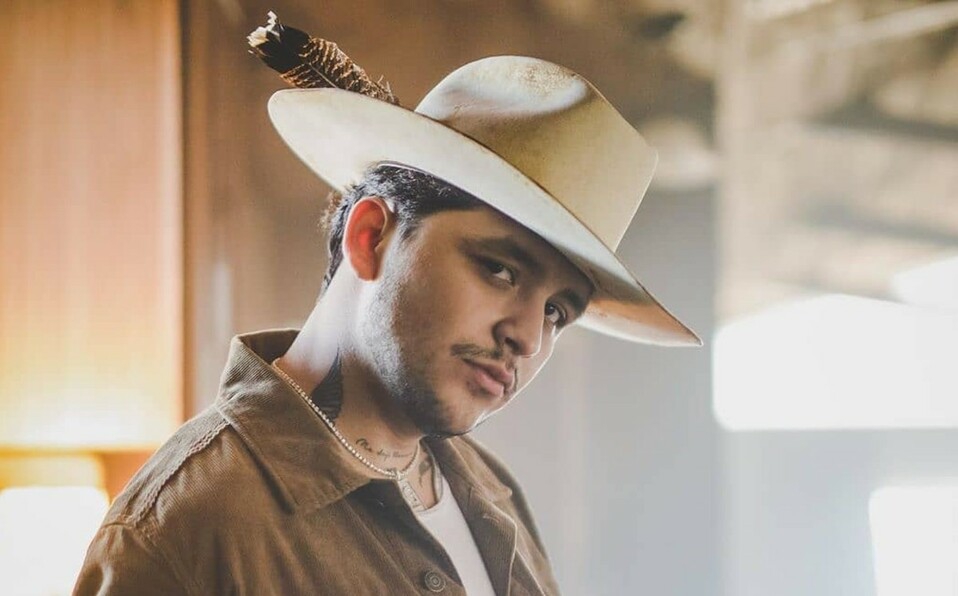 Christian Nodal posó junto a la mujer más bella del mundo en los Premios Billboard y no es Belinda