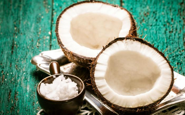 El coco, un superalimento y aliado contra el cáncer, la hipertensión y la grasa abdominal