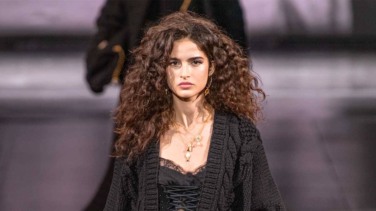 Cabello rizado: Así es como se lleva de acuerdo a esta casa de moda