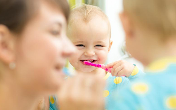 Higiene bucal en bebés: así es como debes limpiar su boca para que no tenga caries