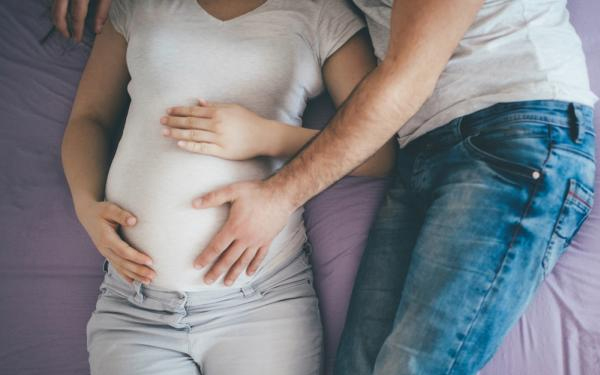 Médico asegura que es mejor dormir del costado izquierdo en el embarazo: ¿por qué?