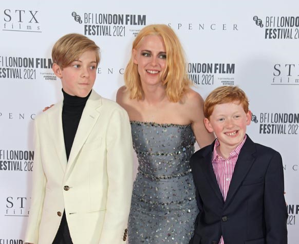 ¿Quiénes son los niños que acompañan a Kristen Stewart en Spencer?