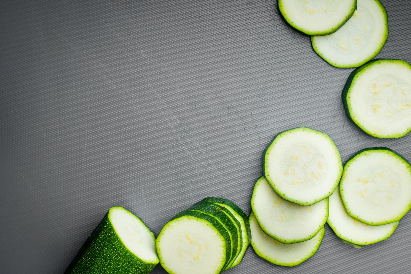 Noodles de calabaza zucchini con pesto.