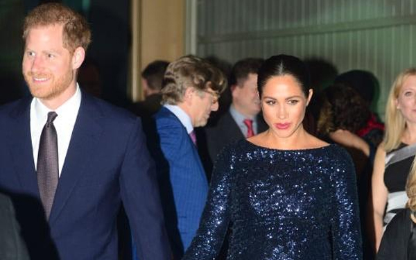 Meghan Markle brilló con un vestido de gala con lentejuelas, tajo en la falda y labios rojos