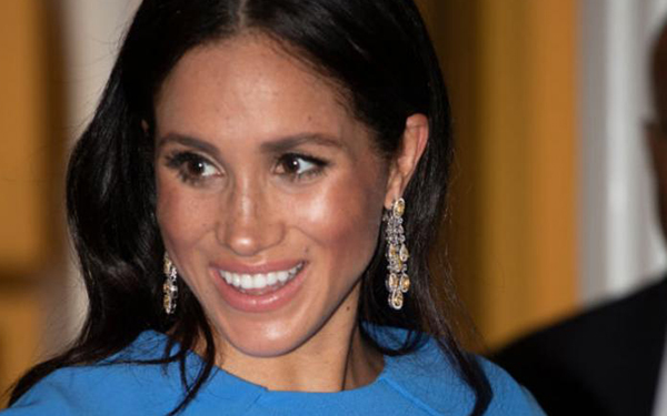 Meghan Markle lució su pancita con un deslumbrante vestido azul: amarás el detalle de la capa