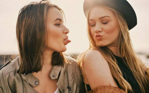 No toda hermana es de sangre, algunas son de corazón: 7 señales de que encontraste la tuya