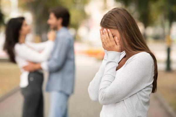 Cómo superar que mi ex ya está saliendo con alguien más