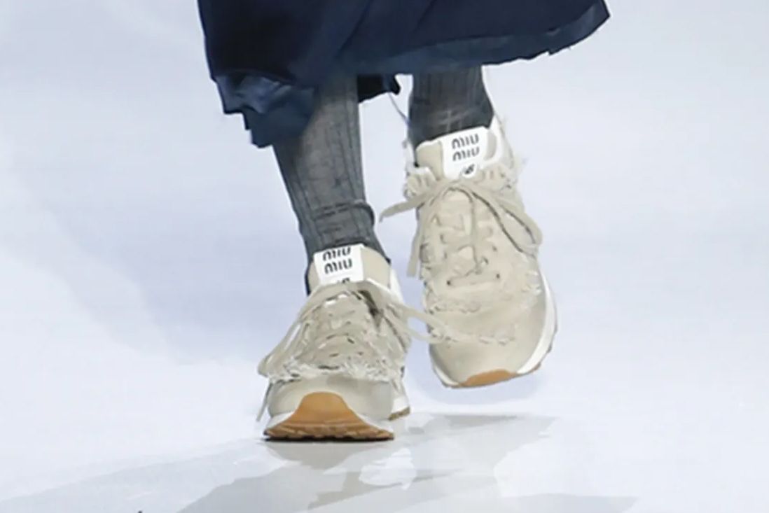 Miu Miu colabora con New Balance en los tenis para el godín pospandémico