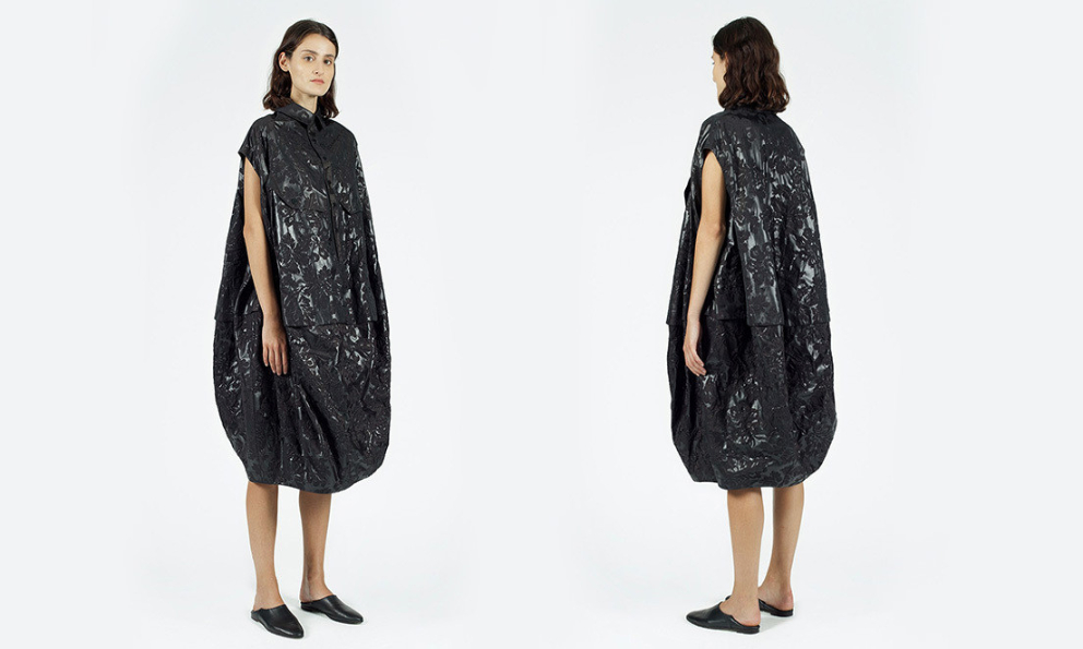 ¿Vestido o bolsa de basura? critican esta pieza de moda que vale 660 dólares