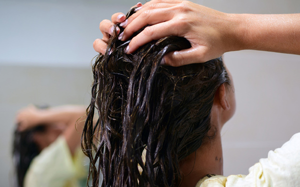 ¿Por qué no debes dormirte con el pelo mojado?