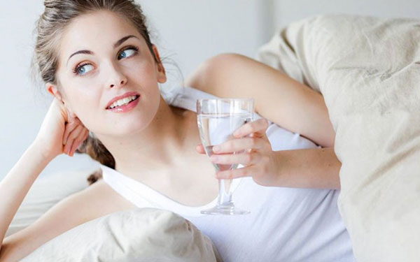 Descubre 8 beneficios de consumir agua al despertar