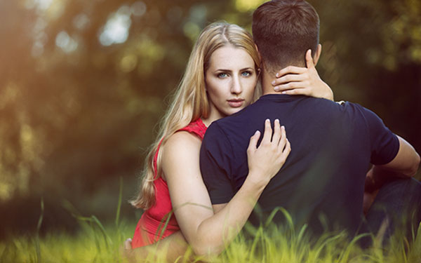 10 señales que indican que ya no está enamorado