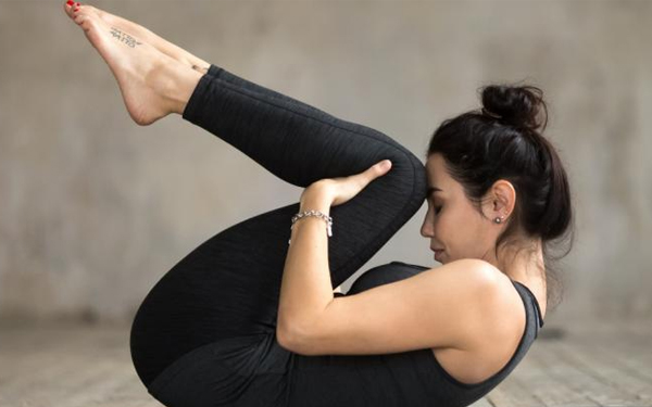 Relájate y elimina los pensamientos negativos con estas sencillas posturas de Yoga