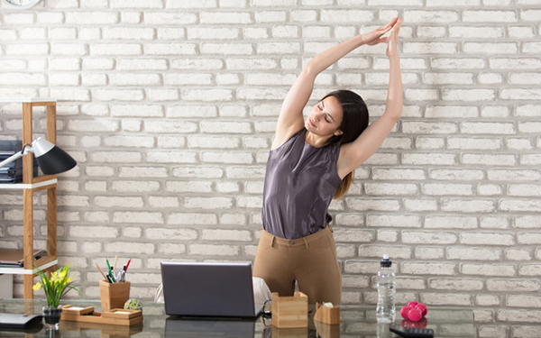 3 movimientos para liberar tu cuerpo tras pasar mucho tiempo sentada