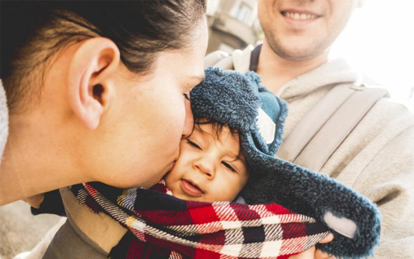 NUNCA obligues a tus hijos a saludar a los mayores, esto es lo que explican los expertos