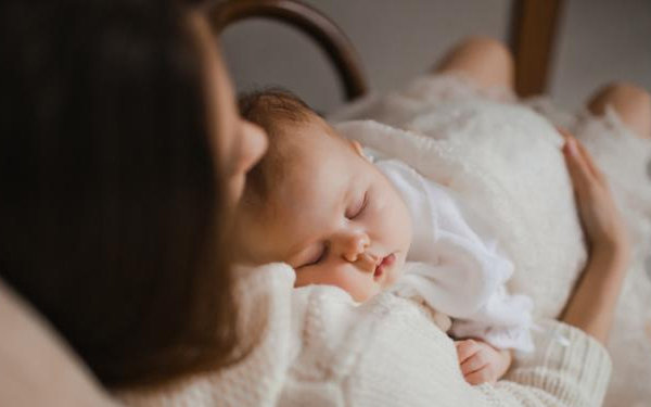 Médico indica 3 importantes medidas de seguridad para la hora de dormir del bebé