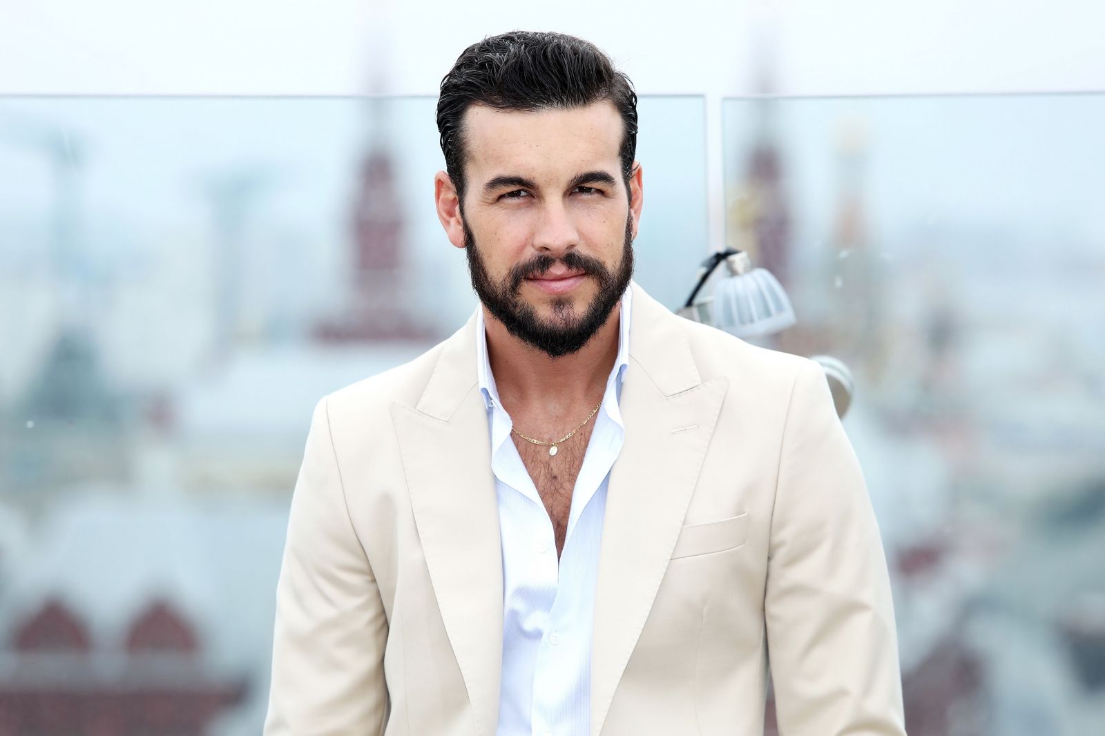 Mario Casas enamora a sus fans con su nuevo look